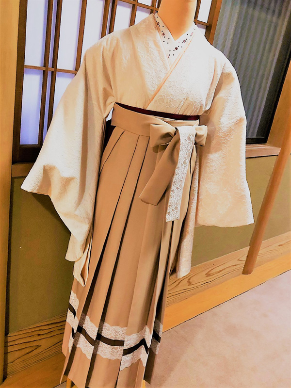 今どきの卒業袴レンタル・・・300枚以上の袴の展示